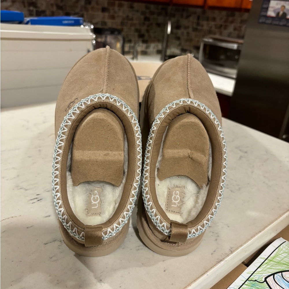 UGG Tazz Platform Slipper Big Kids Size 1/2/3/4/5/6  Sand 1143776K - Picture 14 of 14